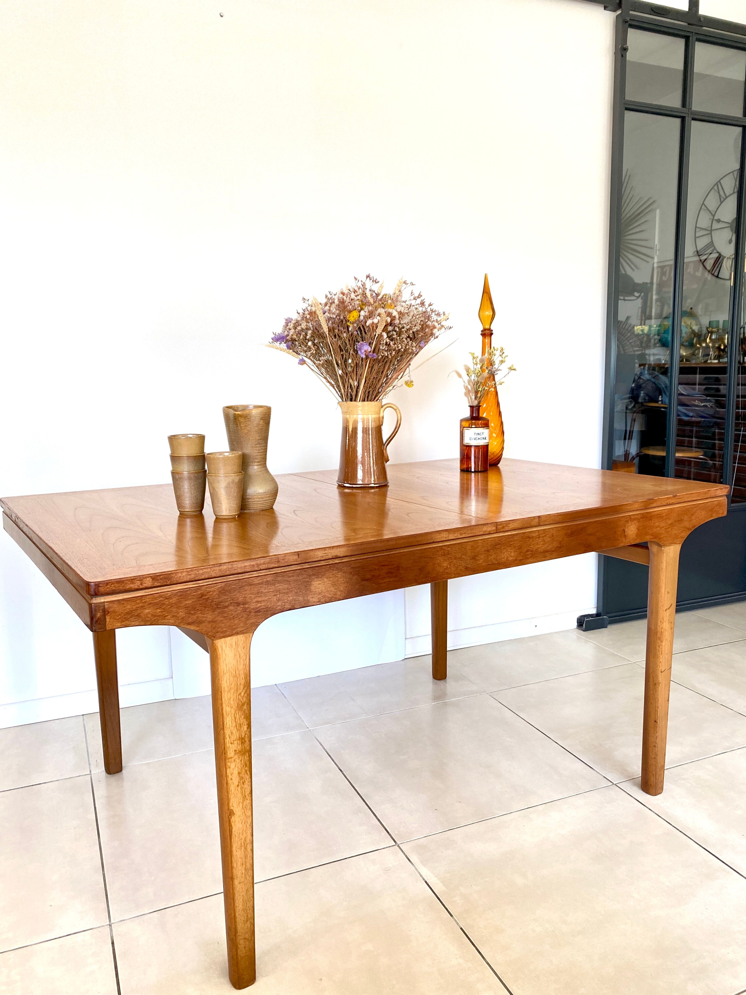 Extendable dining table in NATHAN teak