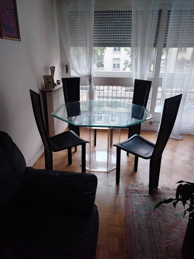 For sale: bevelled glass table and Artedi leather chairs.