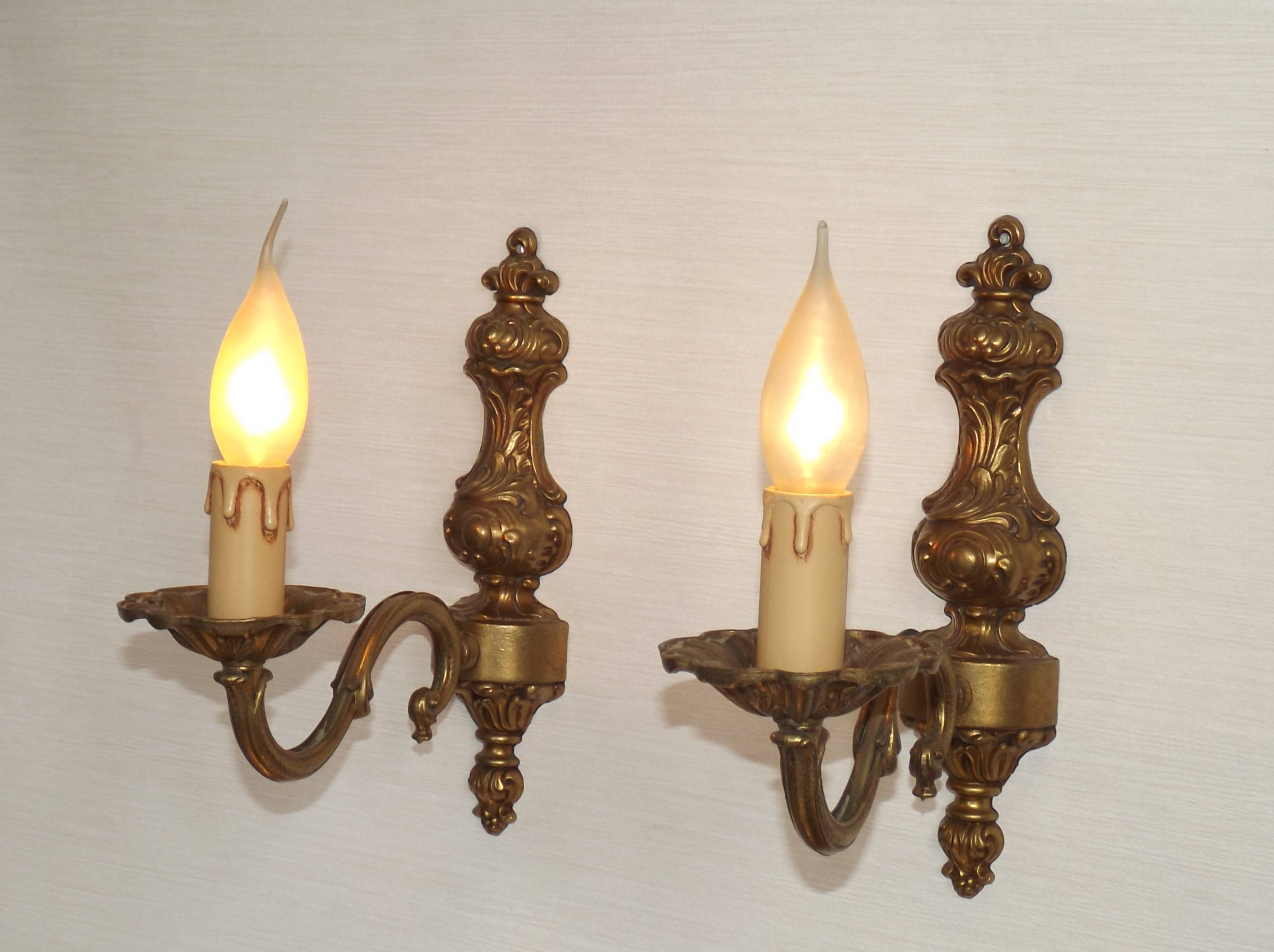 Pair Of Elegant Vintage French Traditional Style Bronze Single Wall Lights