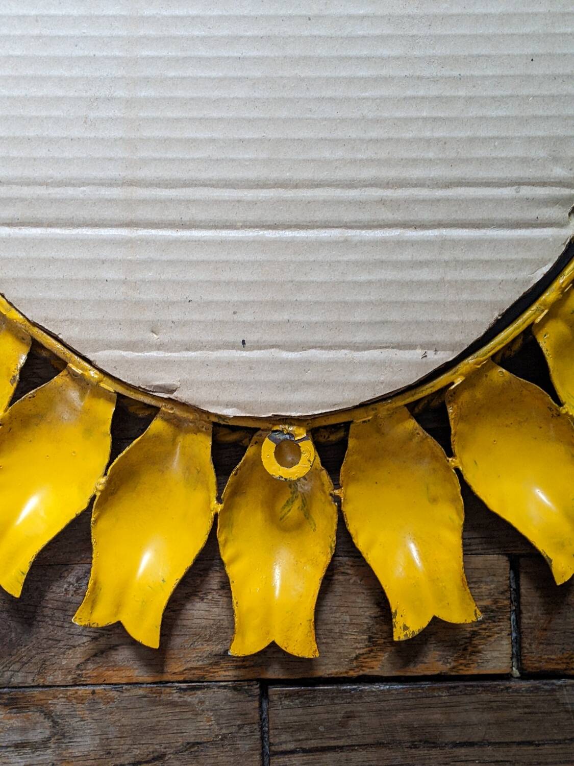 Miroir tulipe en métal doré ovale décoration campagne