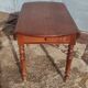Table ronde ancienne extensible en bois fruitier avec côtés rabattables