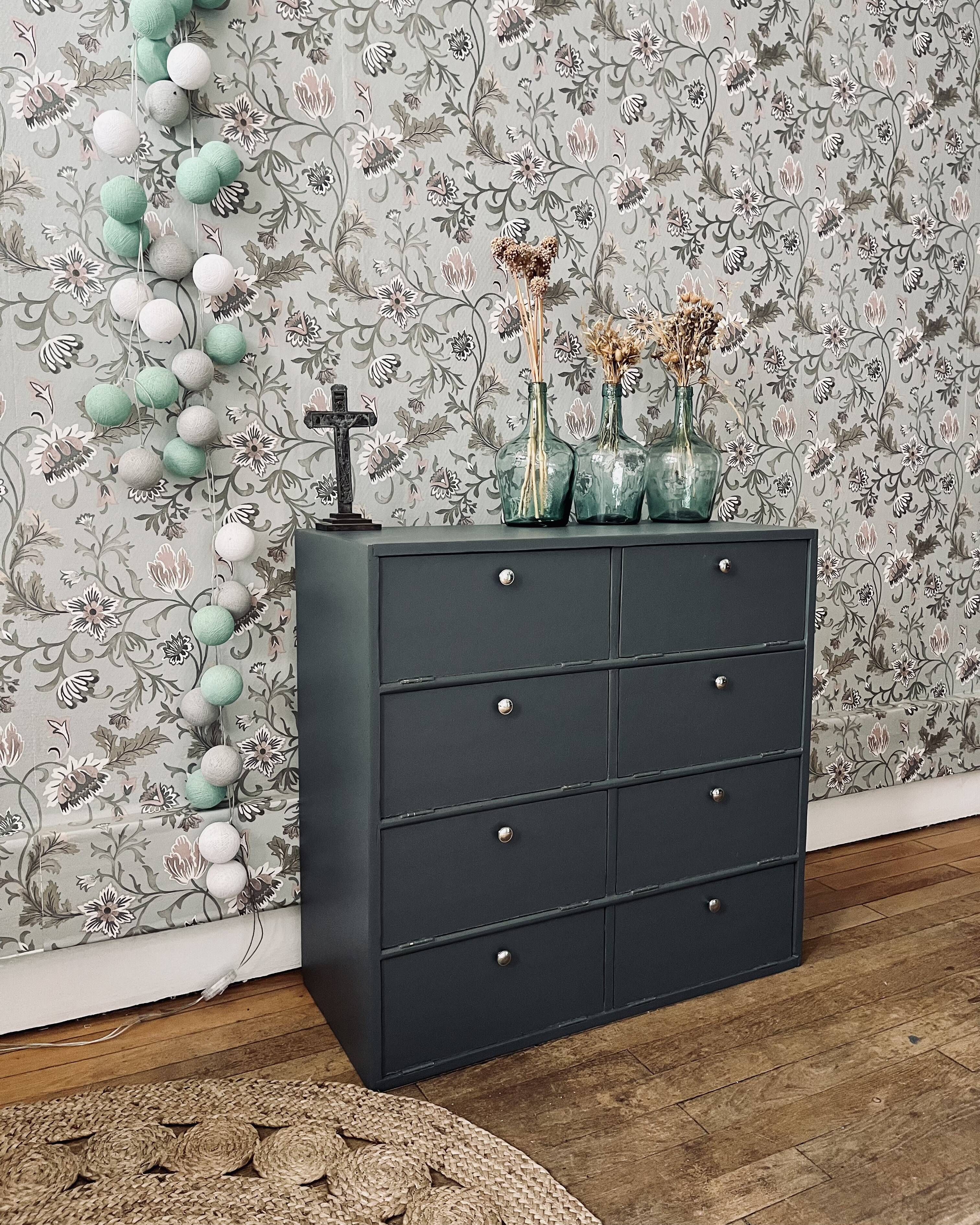 Loom furniture with clamshell lockers