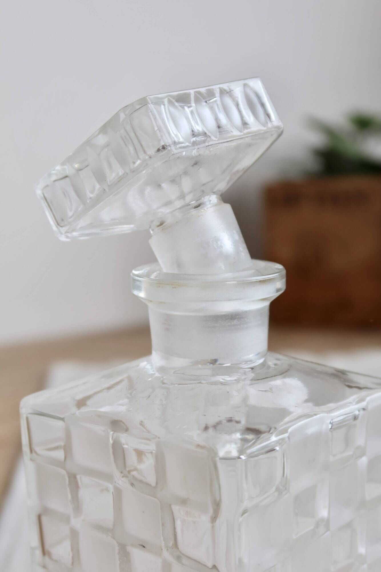 Vintage whisky carafe in transparent and frosted glass - Checkered pattern
