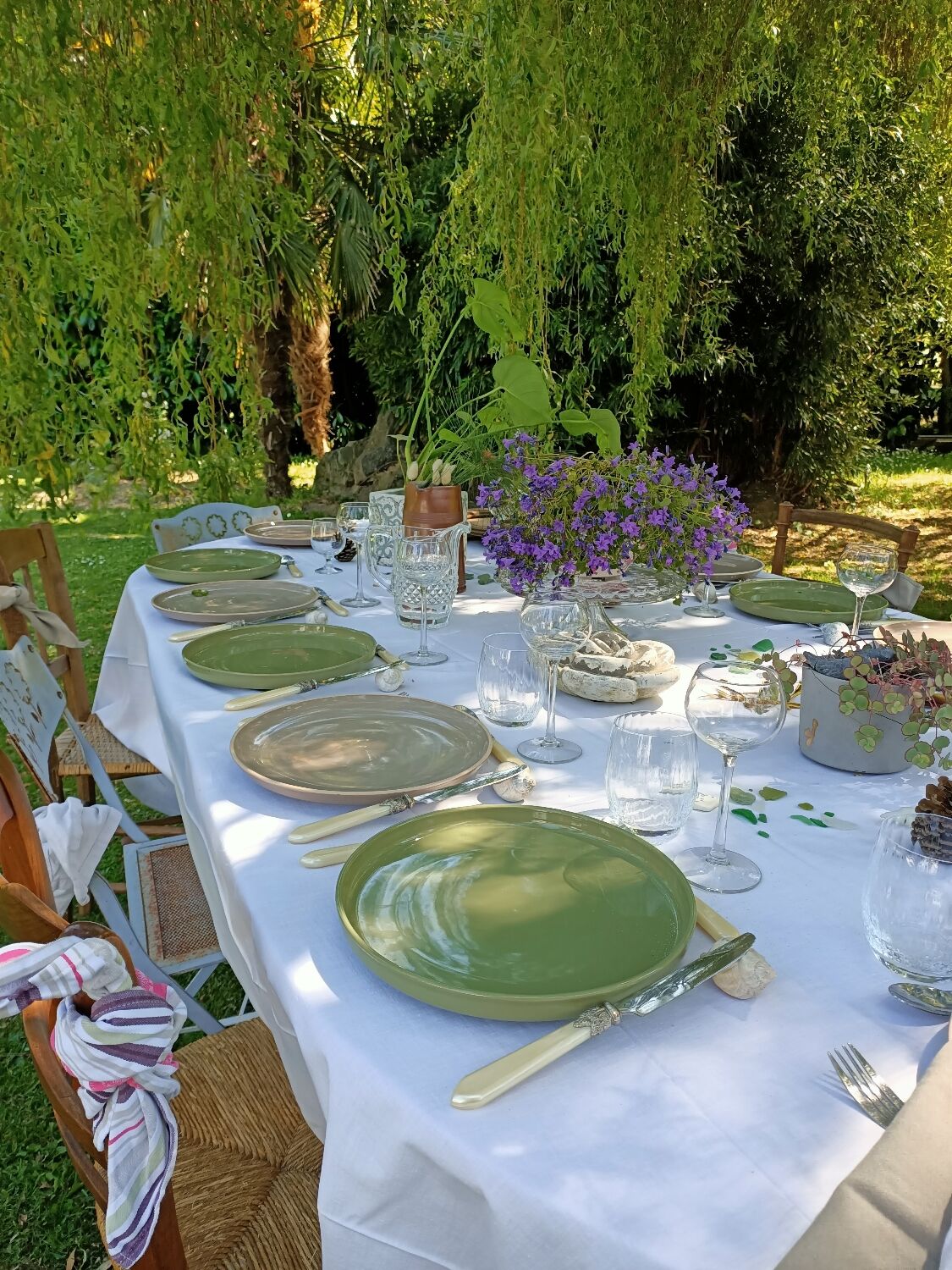 Extendable dining table