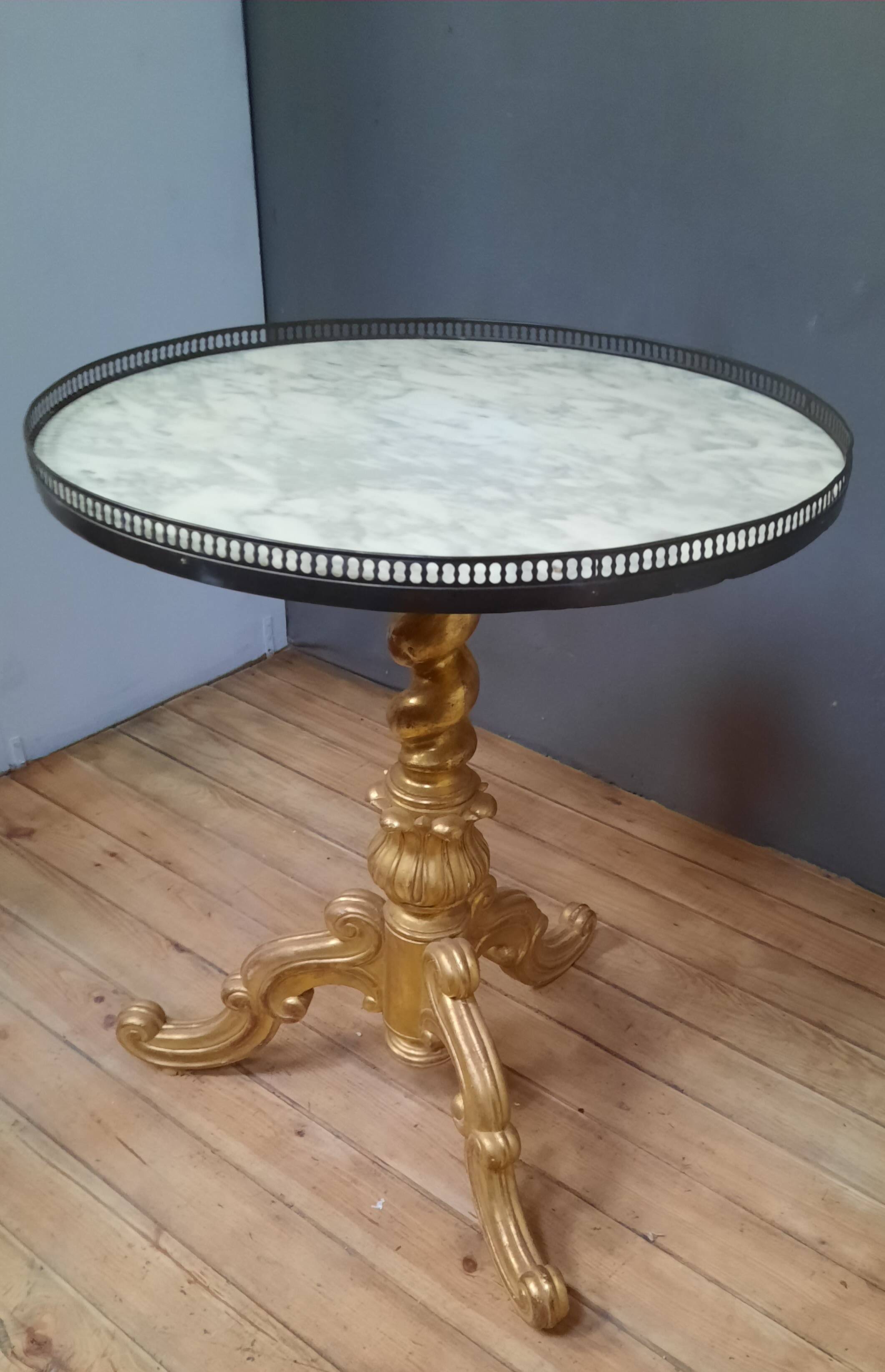 Gilded wooden pedestal table