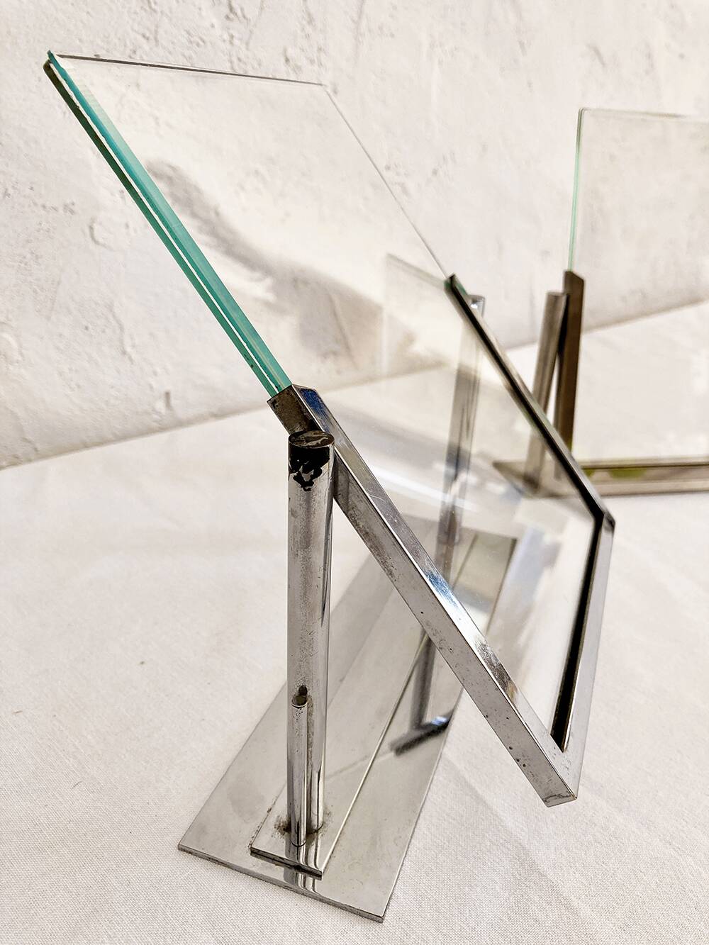 Duo of Art Deco photo frames in silver metal with beveled glass