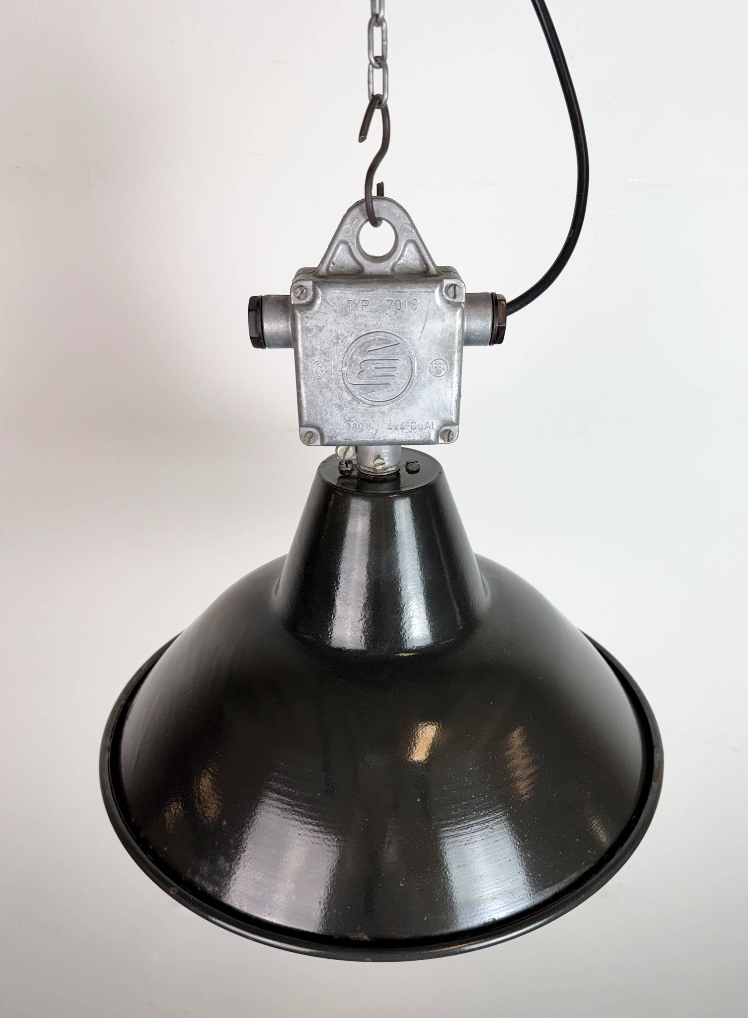 Lampe à pendentif en émail noir industriel d'Elektrosvit, années 1960.