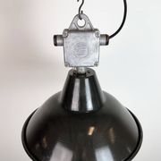 Lampe à pendentif en émail noir industriel d'Elektrosvit, années 1960.