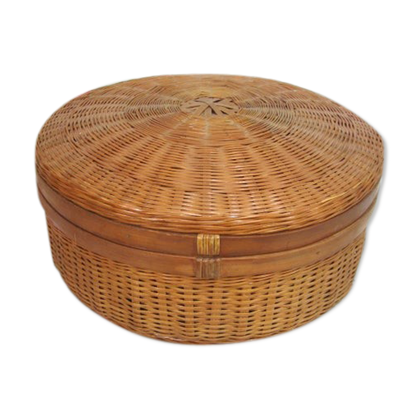 Wicker basket with lid
