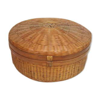 Wicker basket with lid