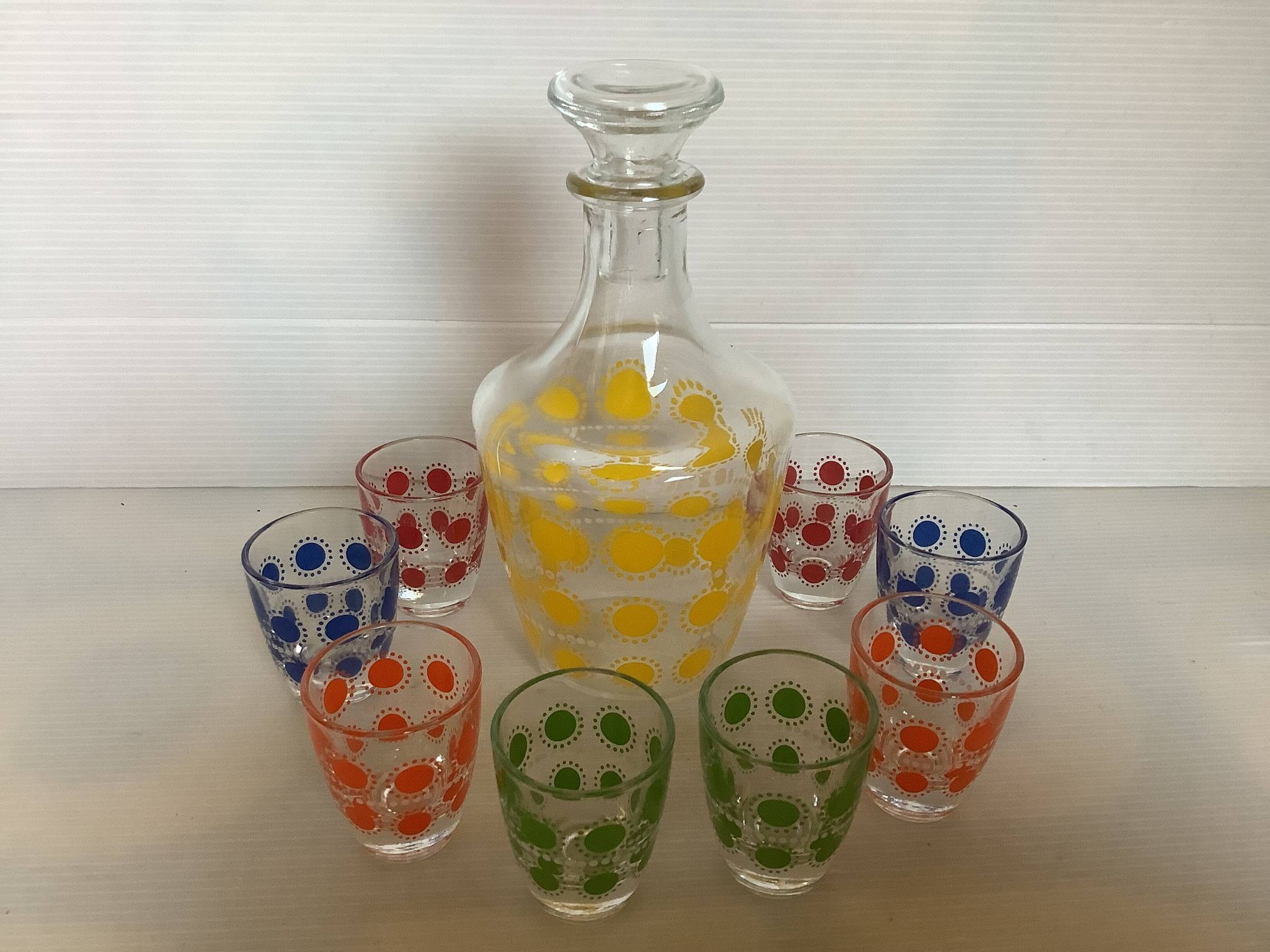 Service à liqueur motifs à pois multicolores
