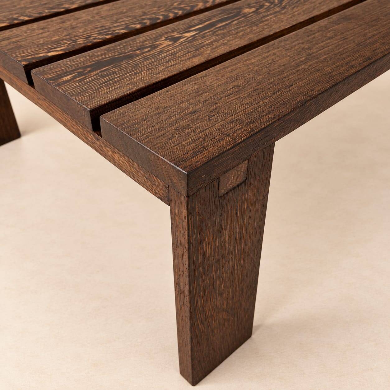 Table basse wenge néerlandaise des années 60.