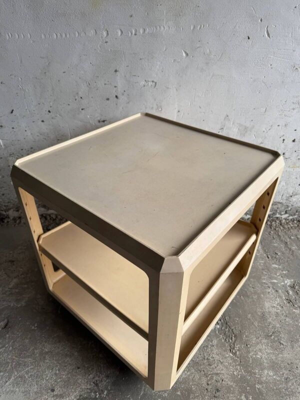 Chariot de service mobile à trois niveaux en ABS blanc, conçu par Alberto Rosselli pour Kartell (Italie, 1960).