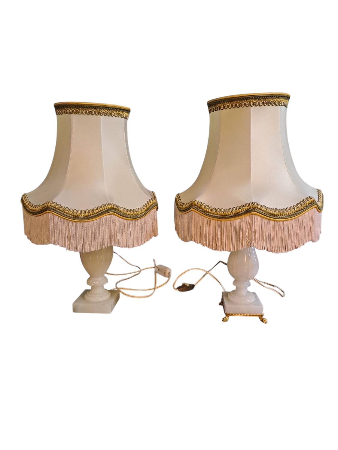 2 bedside lamps in white alabaster with lampshades.