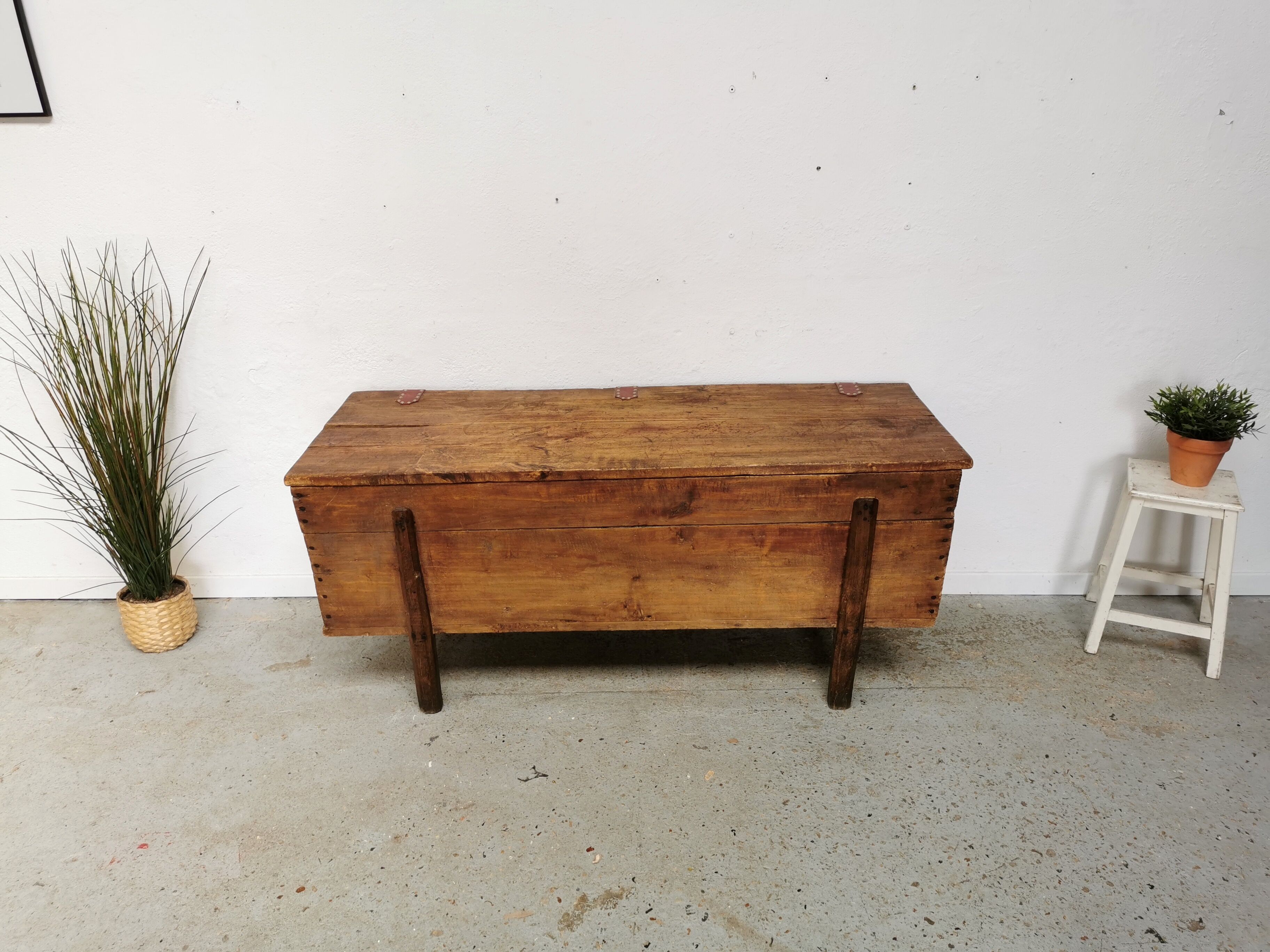 Wooden chest kneaded maie