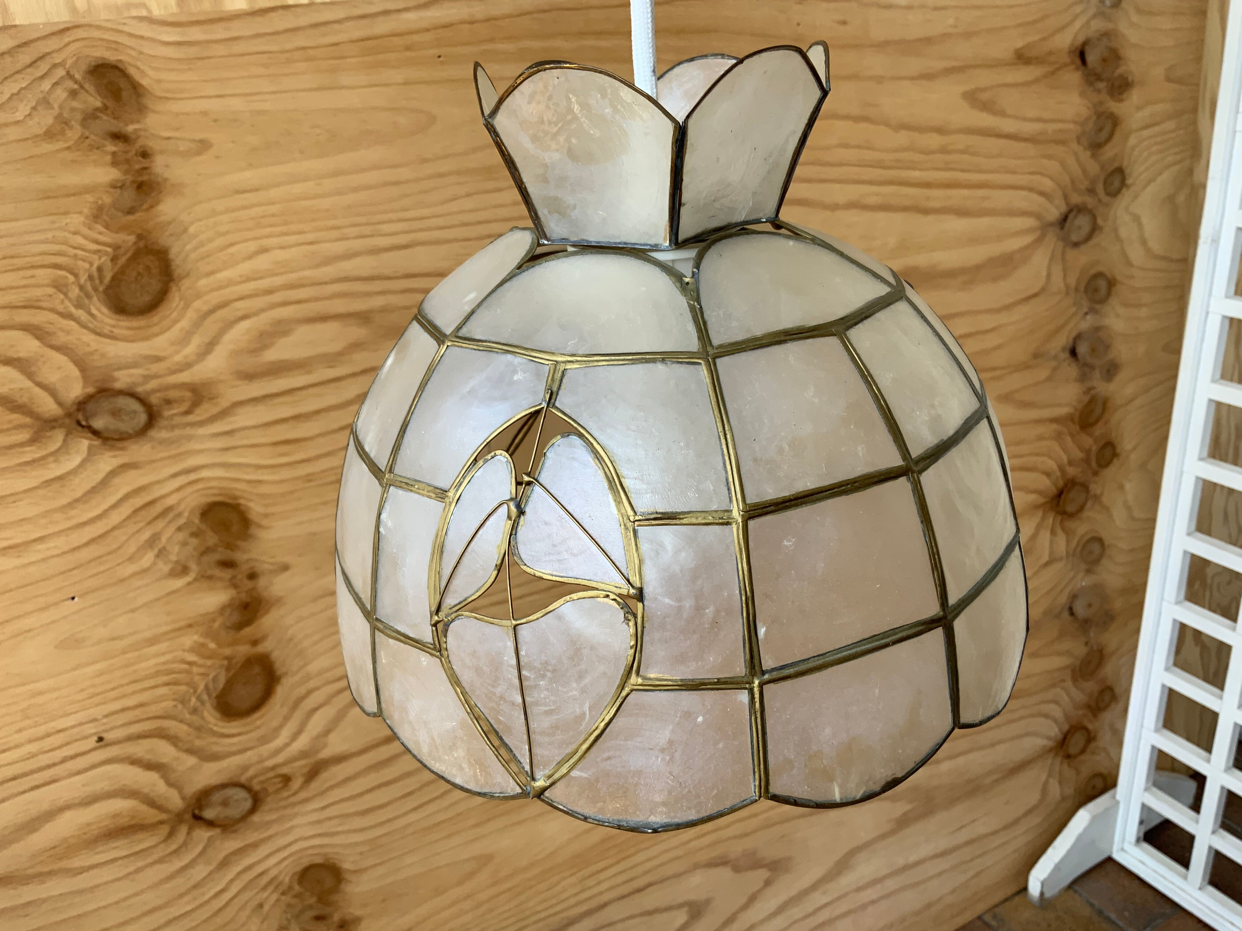 Mother-of-pearl and brass suspension