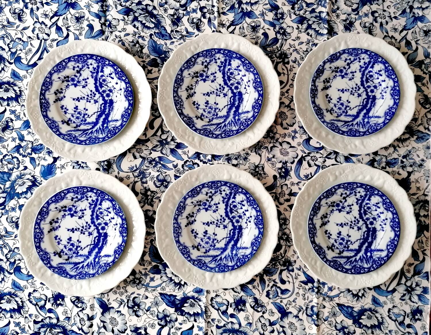 6 white and blue Japanese dessert plates