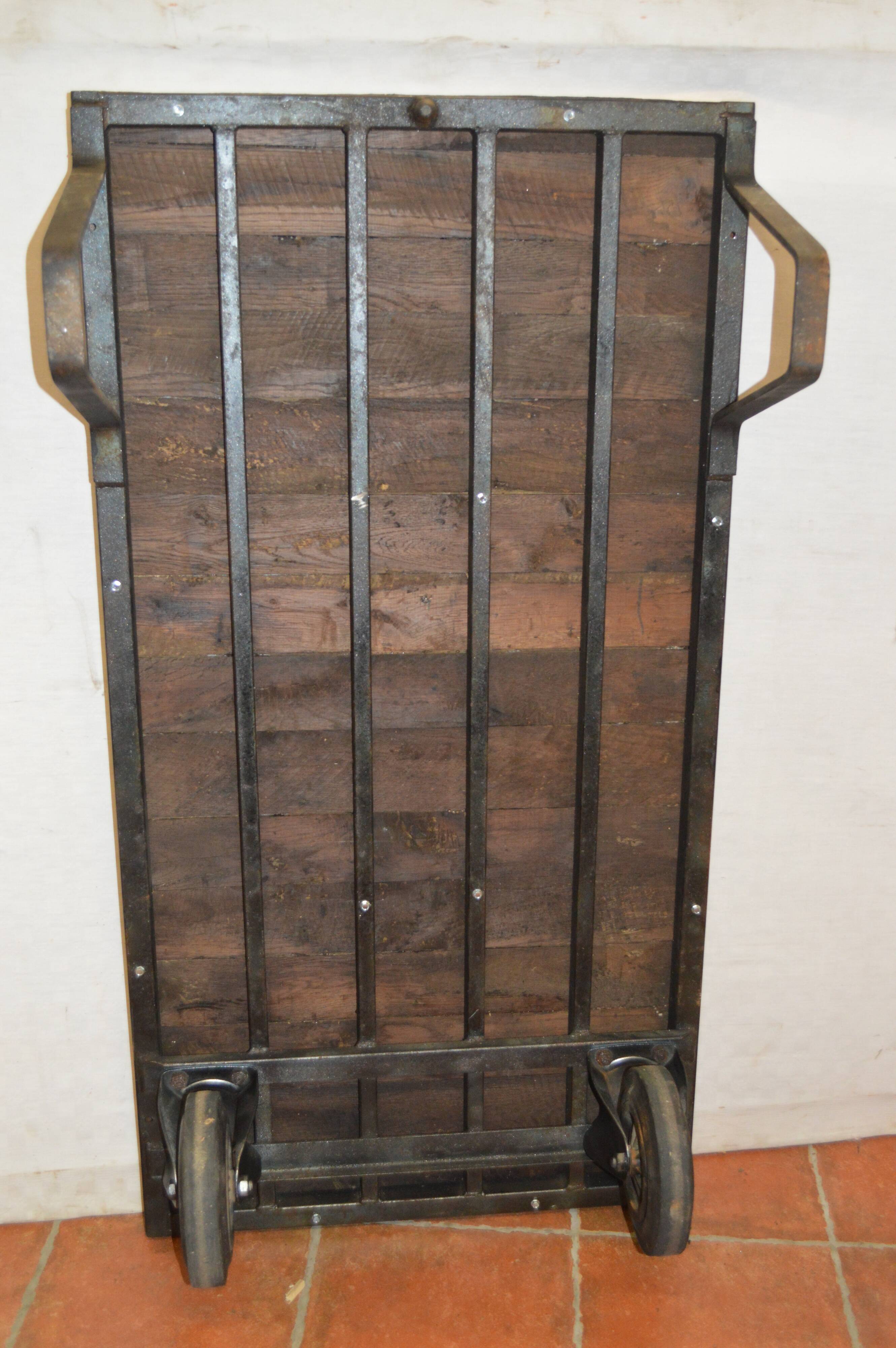 Industrial pallet / in iron and wood coffee table