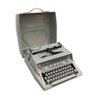 Portable typewriter Hermès 3000 color gray with its suitcase dimension: h-13,5 cm- l-33cm-