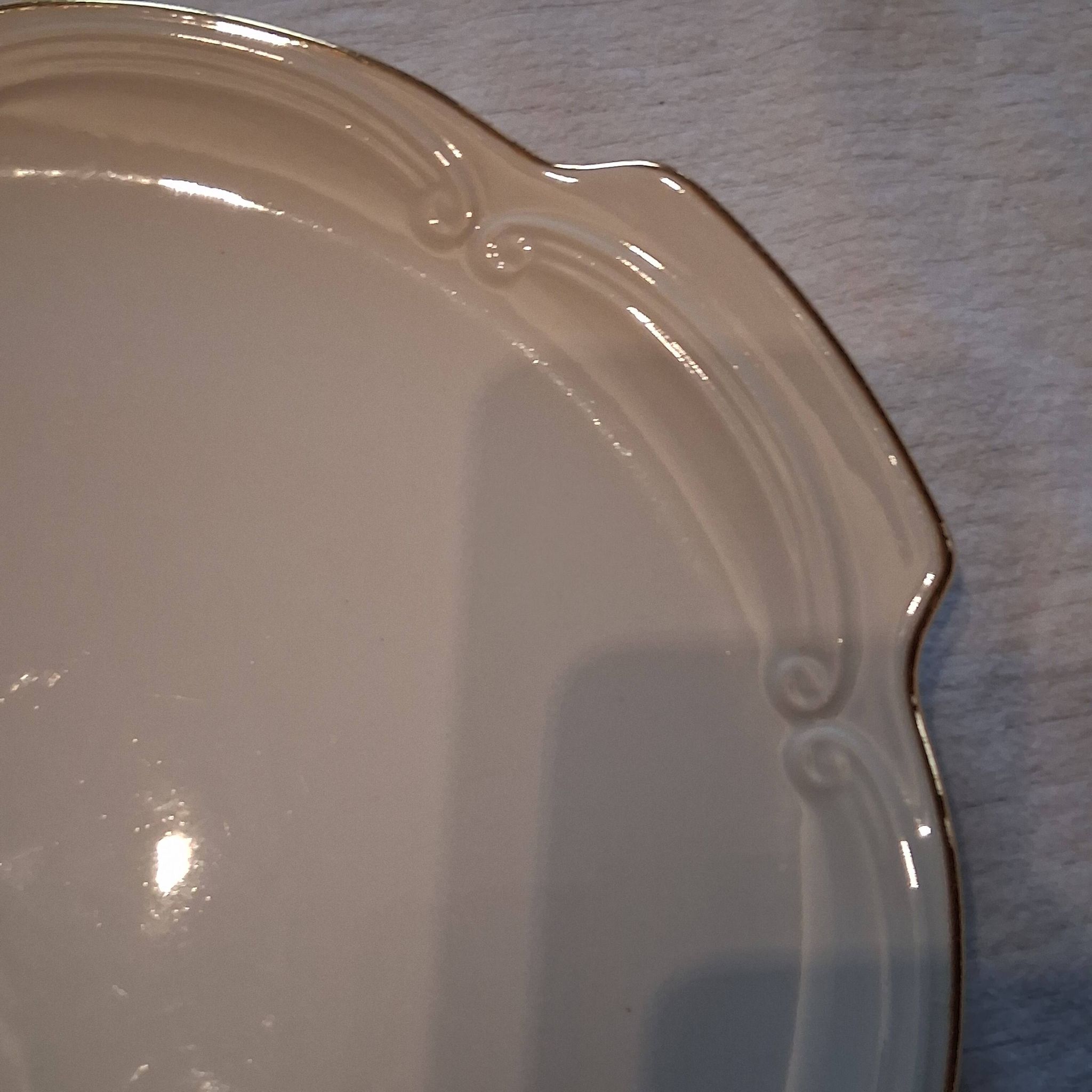 Plat à oreilles de chez Gien modèle "Chinon" en très bon état.