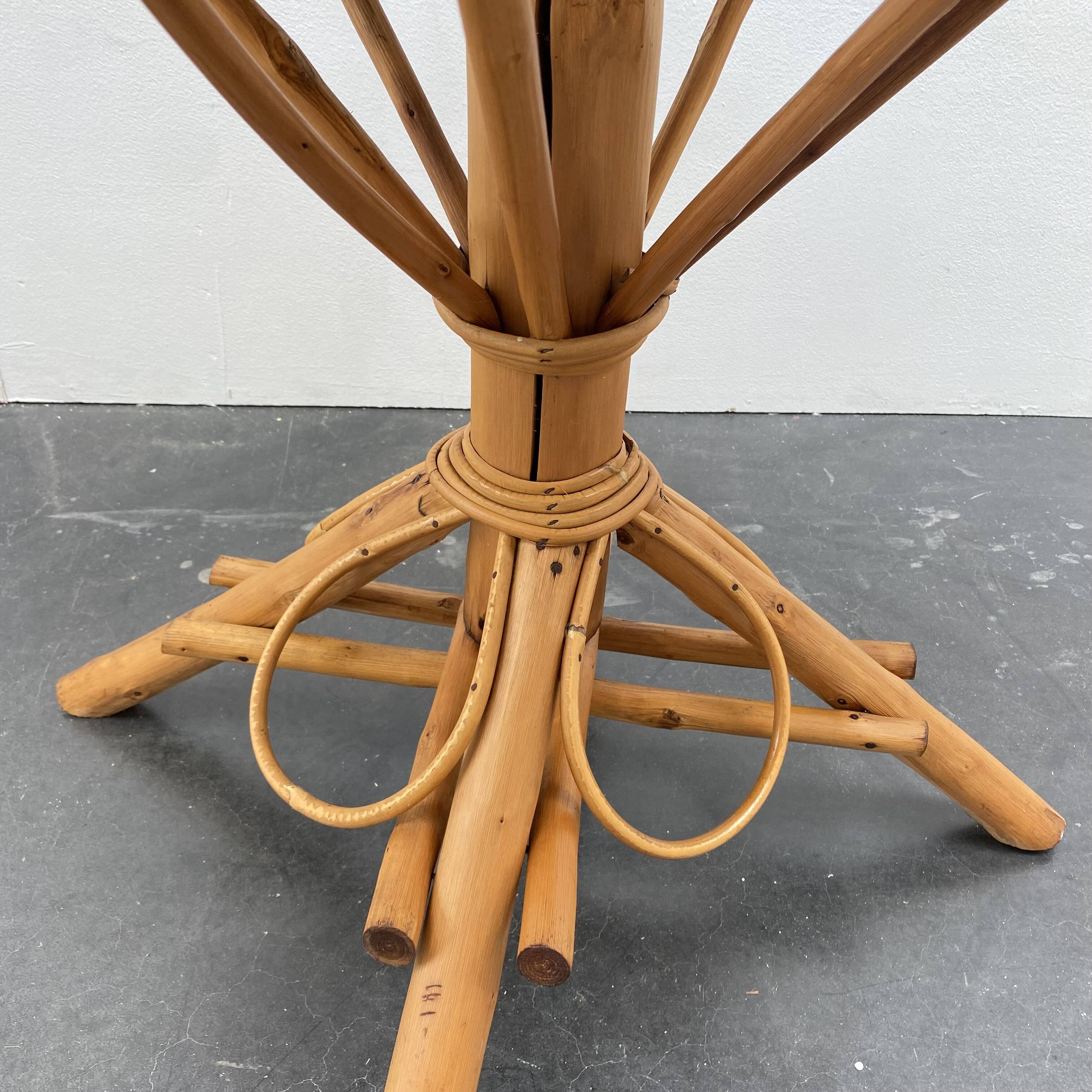 Ensemble composé d’une table et trois fauteuils en lamelles de châtaignier années 50/60