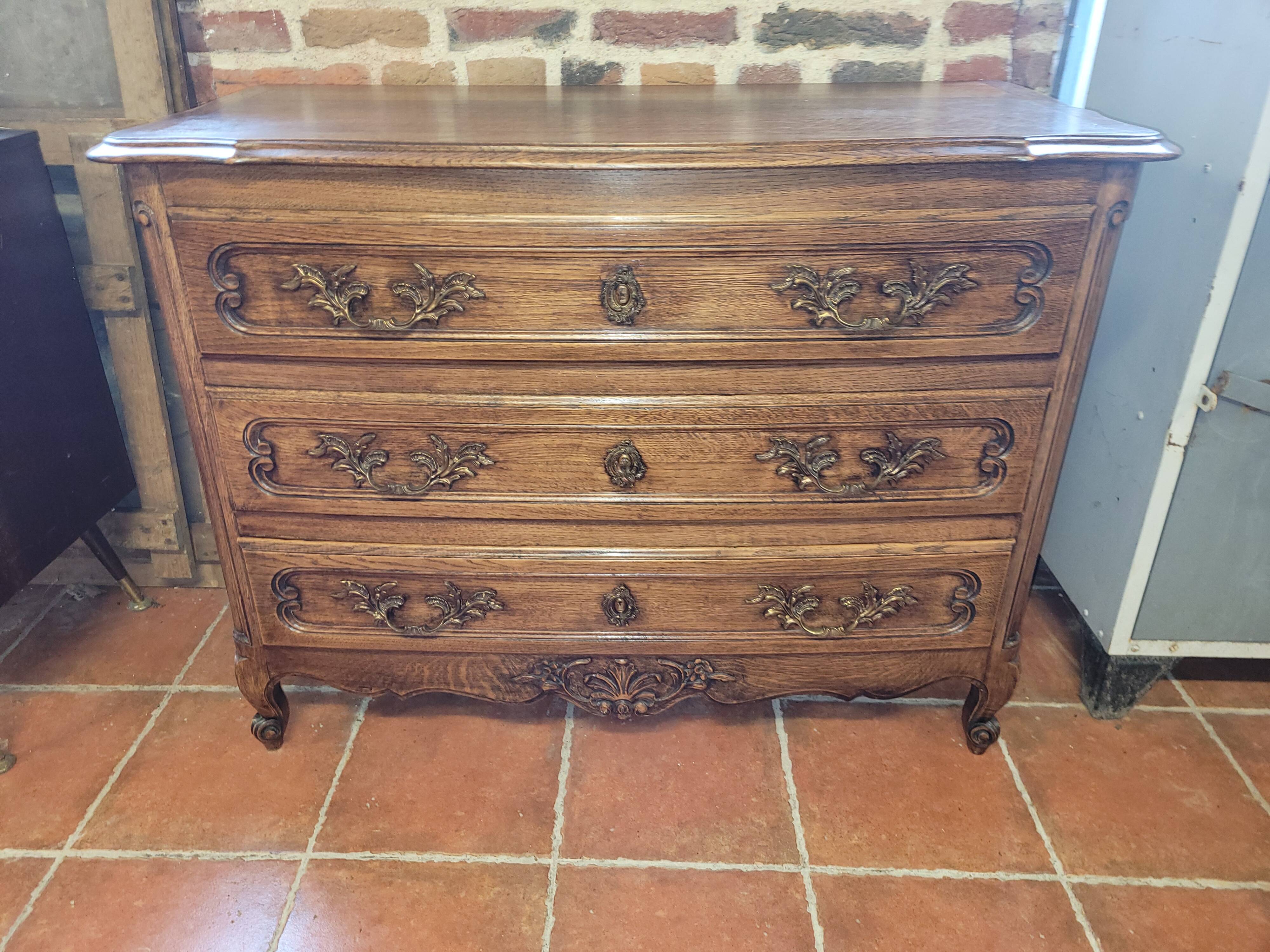 Louis XV style chest of drawers in solid oak