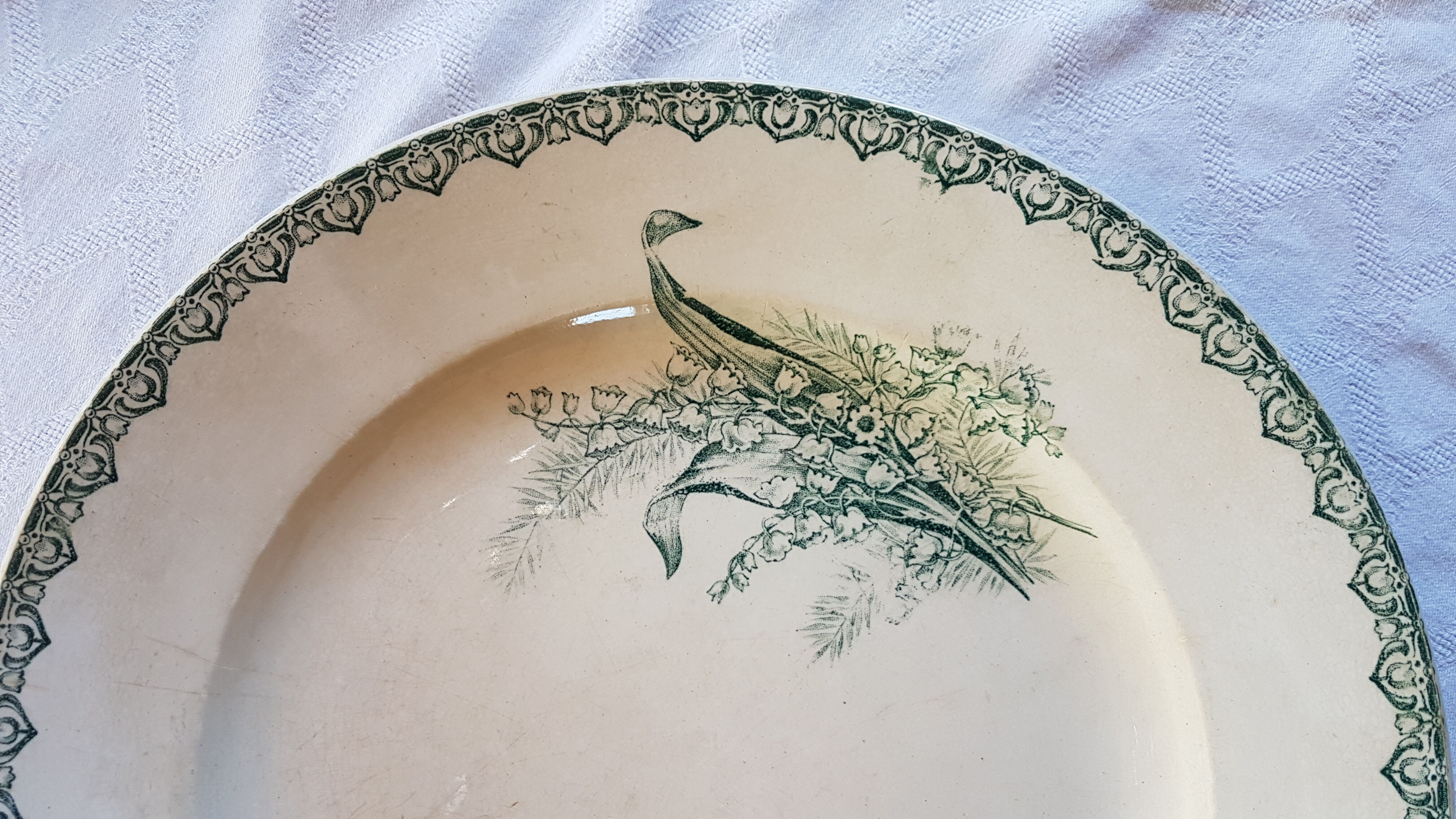 Saint Amand earthenware dish decorated with flowers