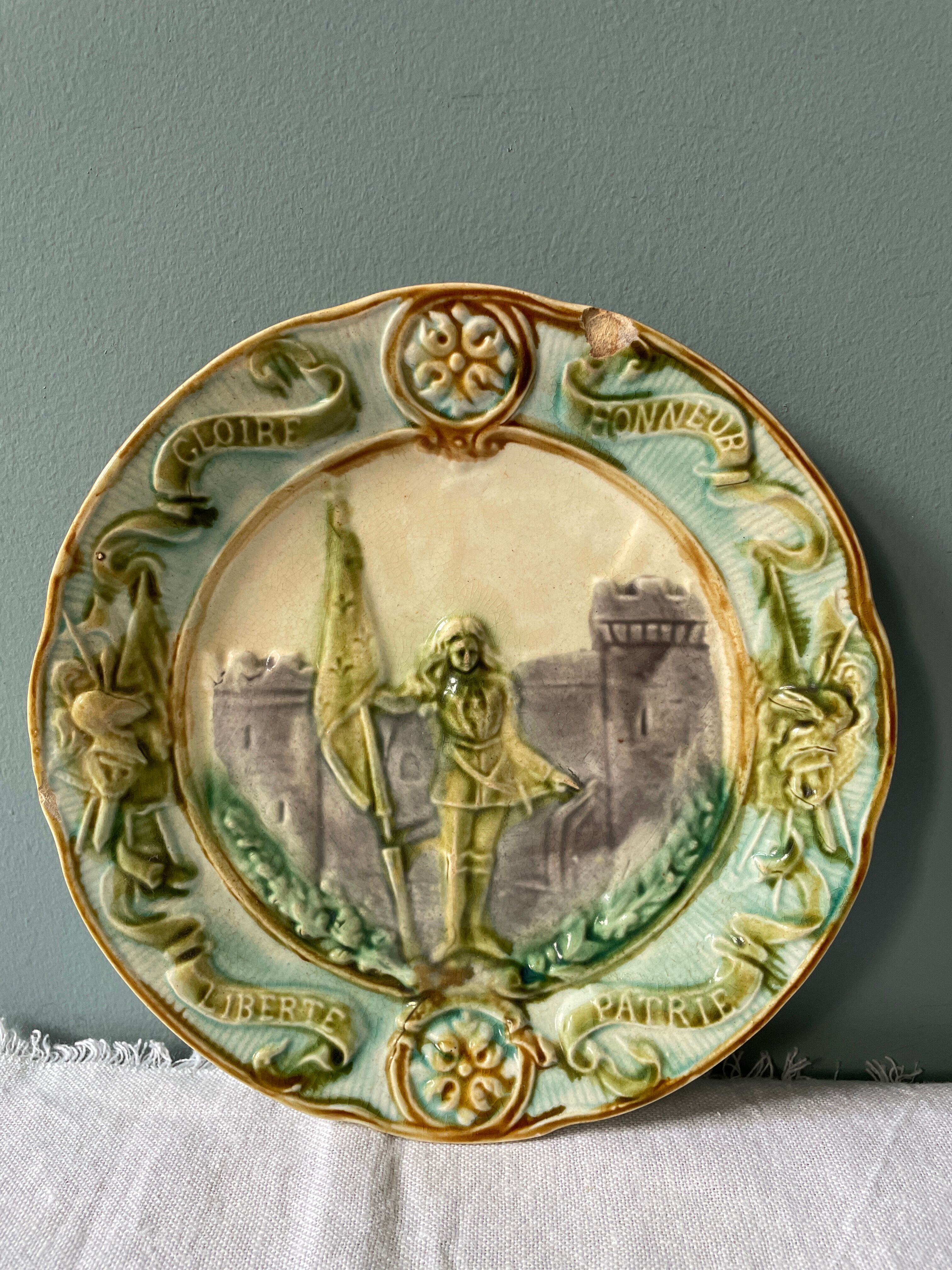 Set of two plates late nineteenth in slip Jeanne d'Arc