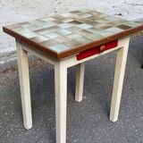 Table de cuisine blanche avec carreaux et tiroir