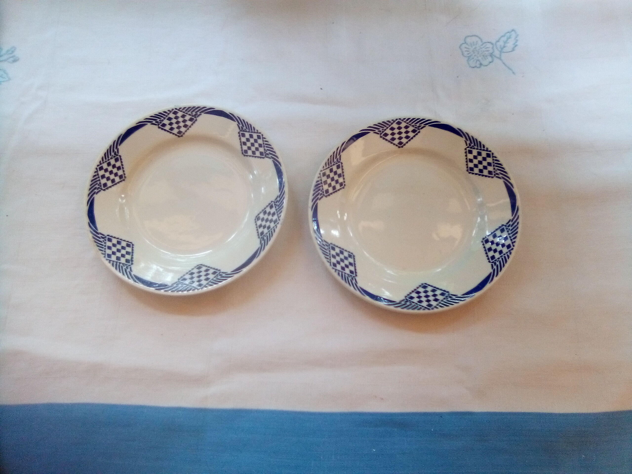 Assorted 18 old blue plates
