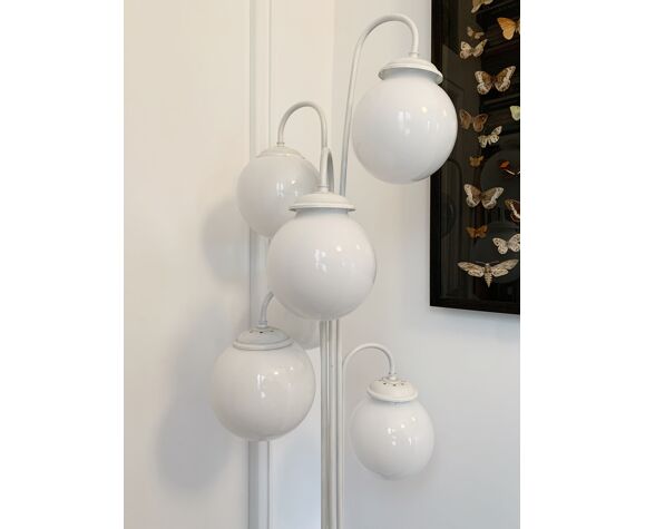 Lampadaire de style urbain années 90 avec 6 boules en opaline blanche |  Selency