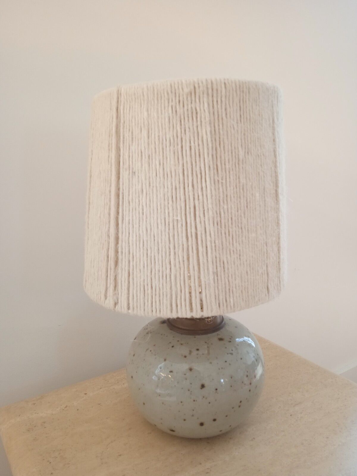 Lampe vintage en grès émaillé avec abat-jour en corde