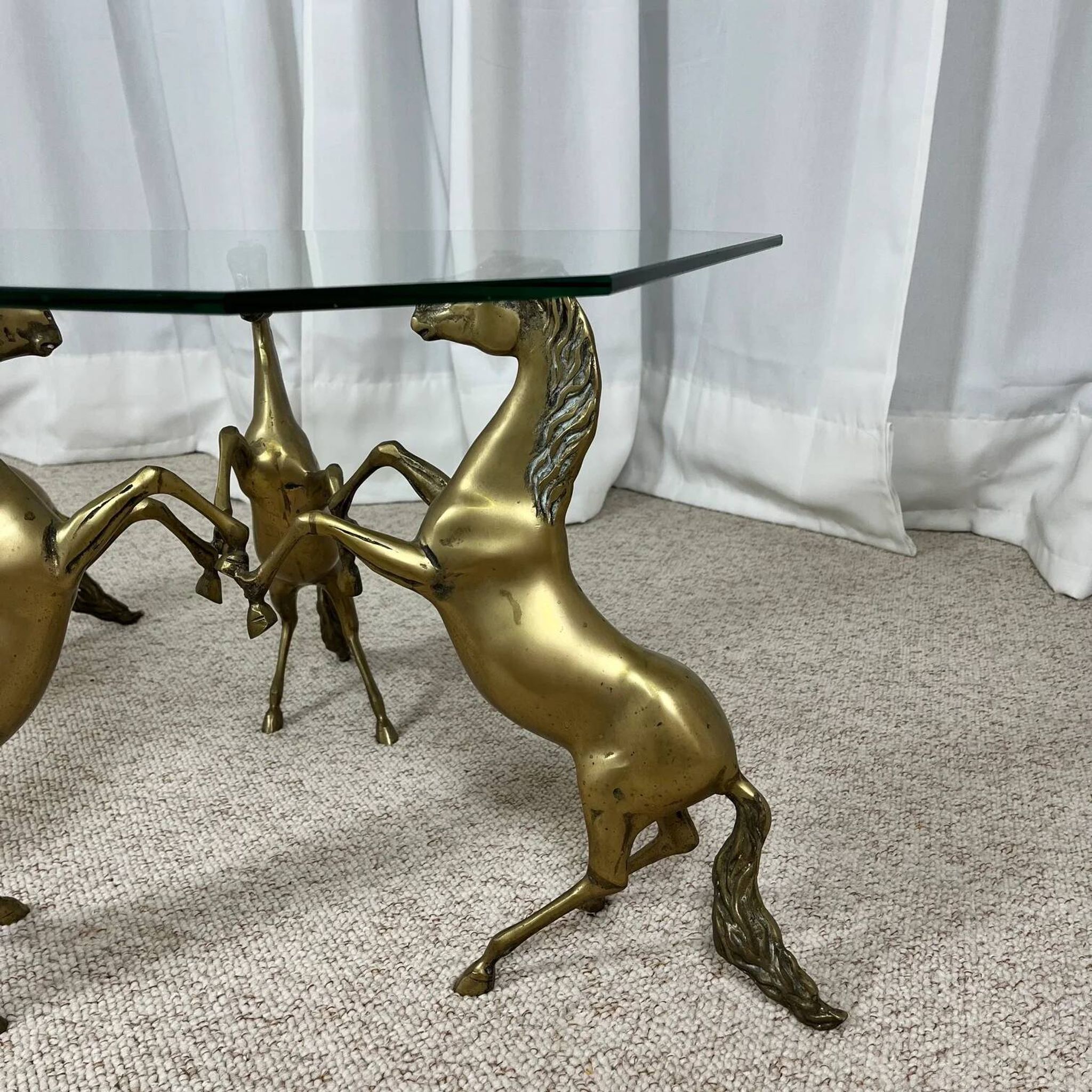 Hollywood Regency style coffee table, 6 patinated brass horses and glass top, 1970.