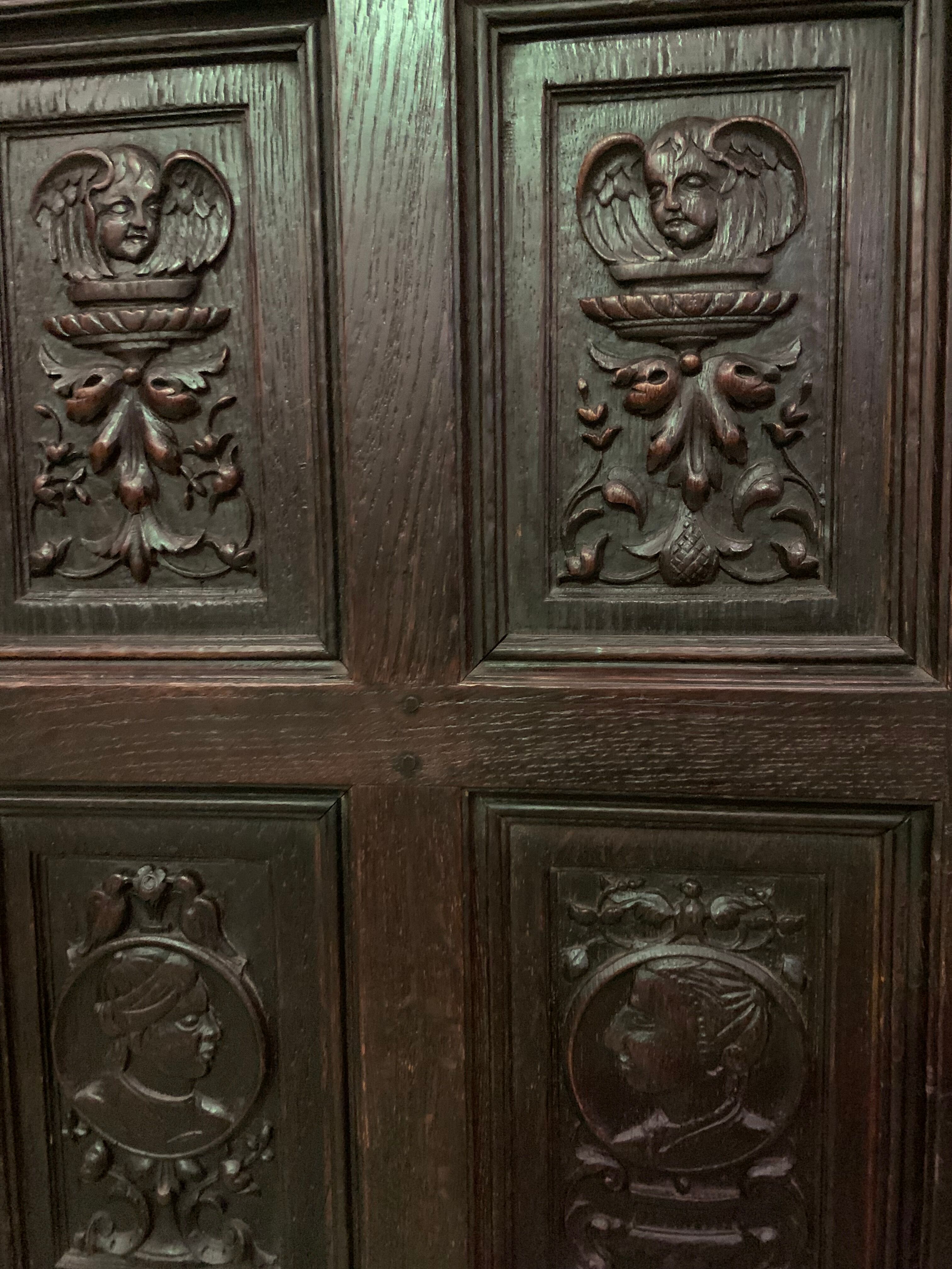 Meuble de rangement a trois portes de style Renaissance XX siècle