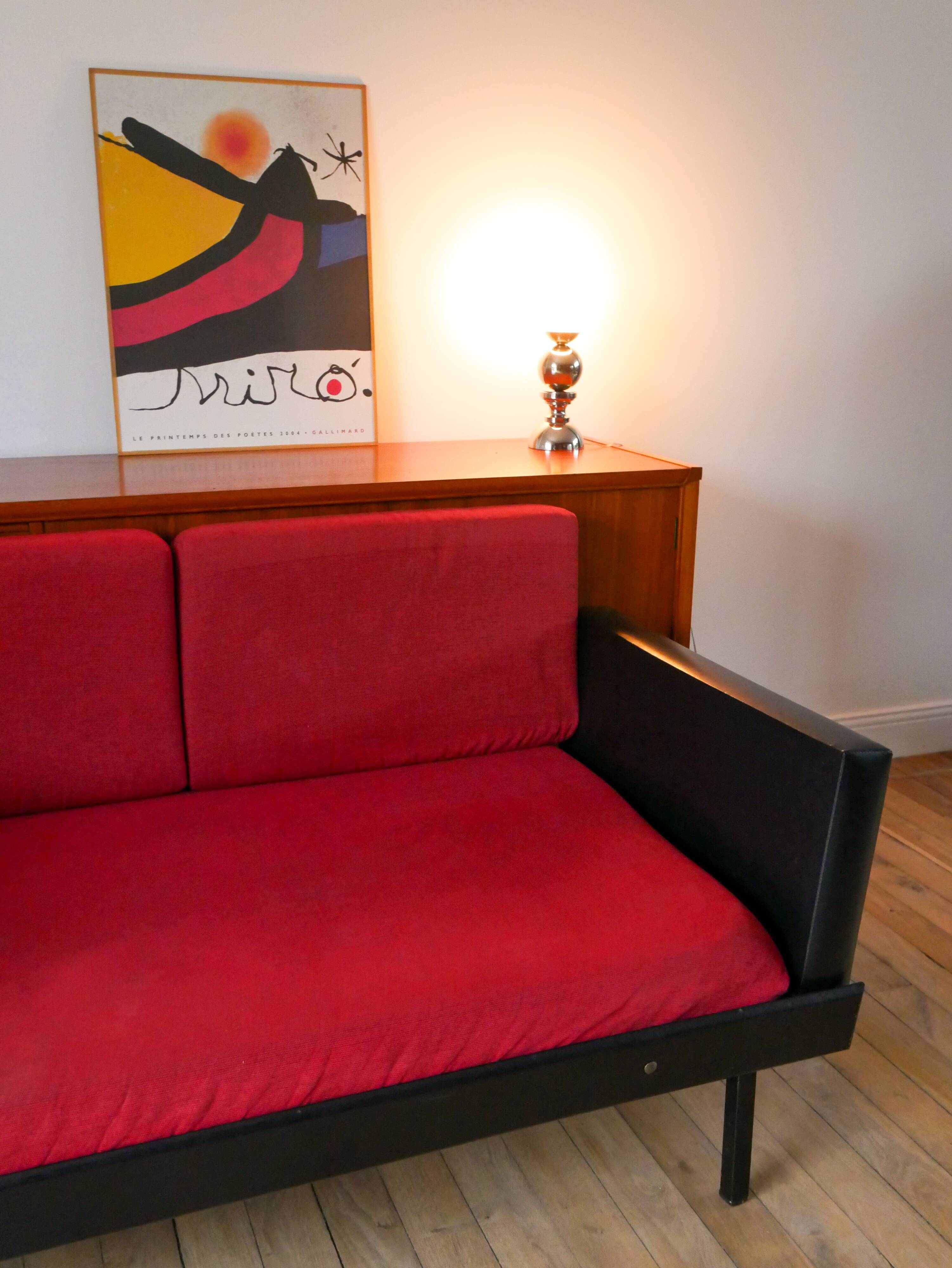 Day Bed sofa in skai, mottled red fabrics and black metal 1950