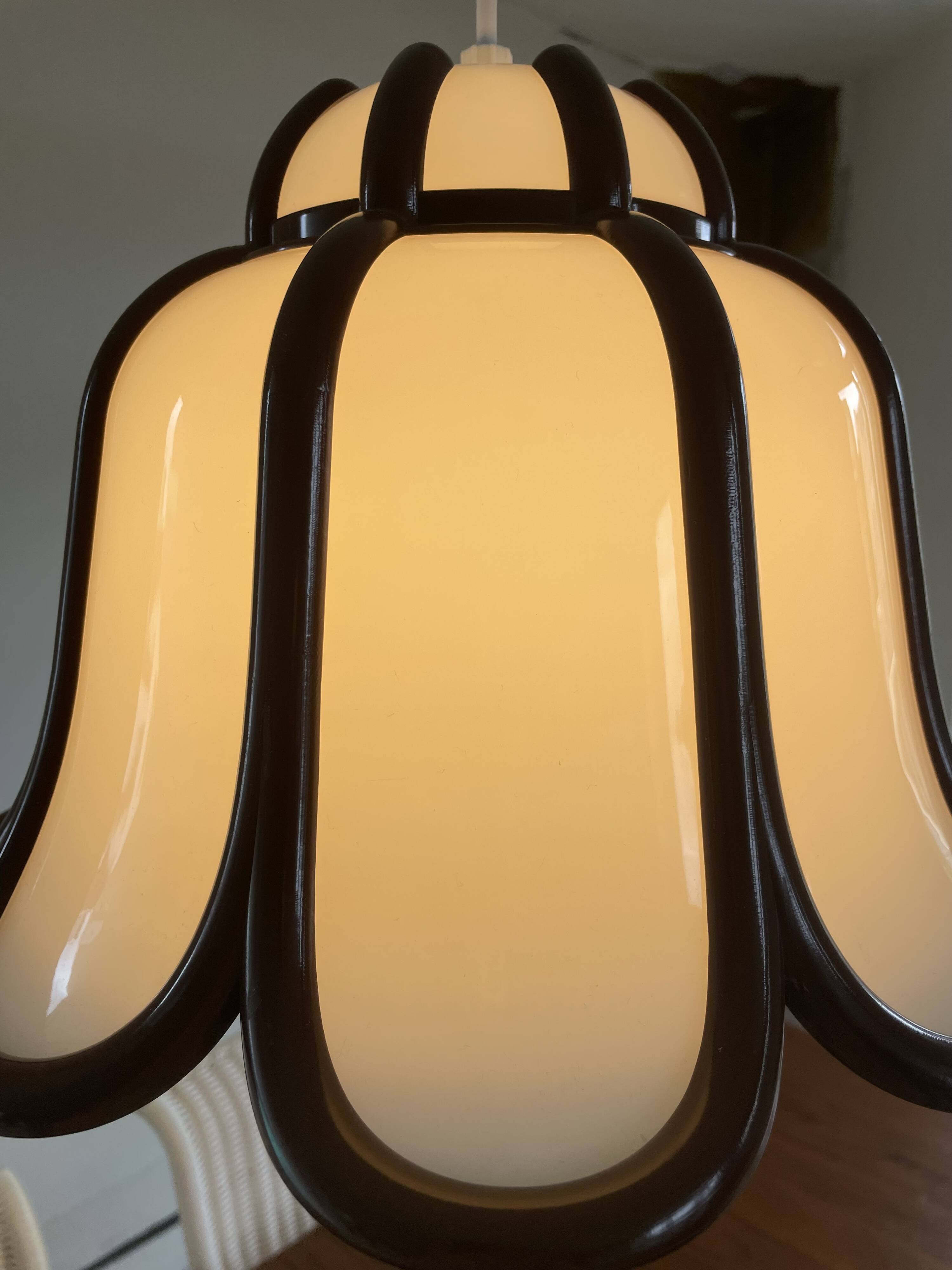 Tulip shaped pendant lamp