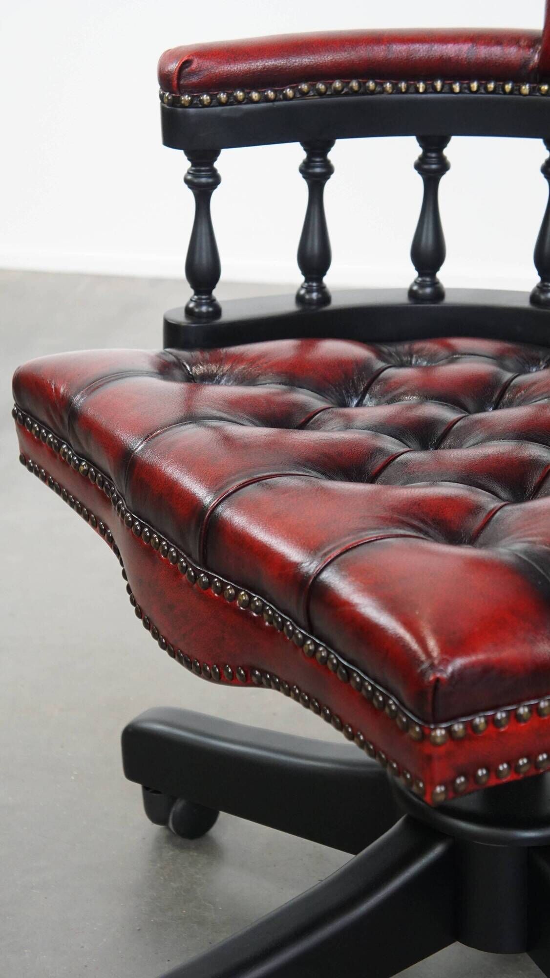 Chaise de bureau Chesterfield en cuir de vachette rouge/noir et bois
