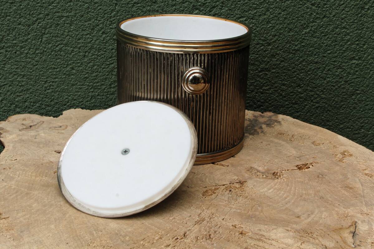 Silver-plated metal ice bucket, vintage 1970s.