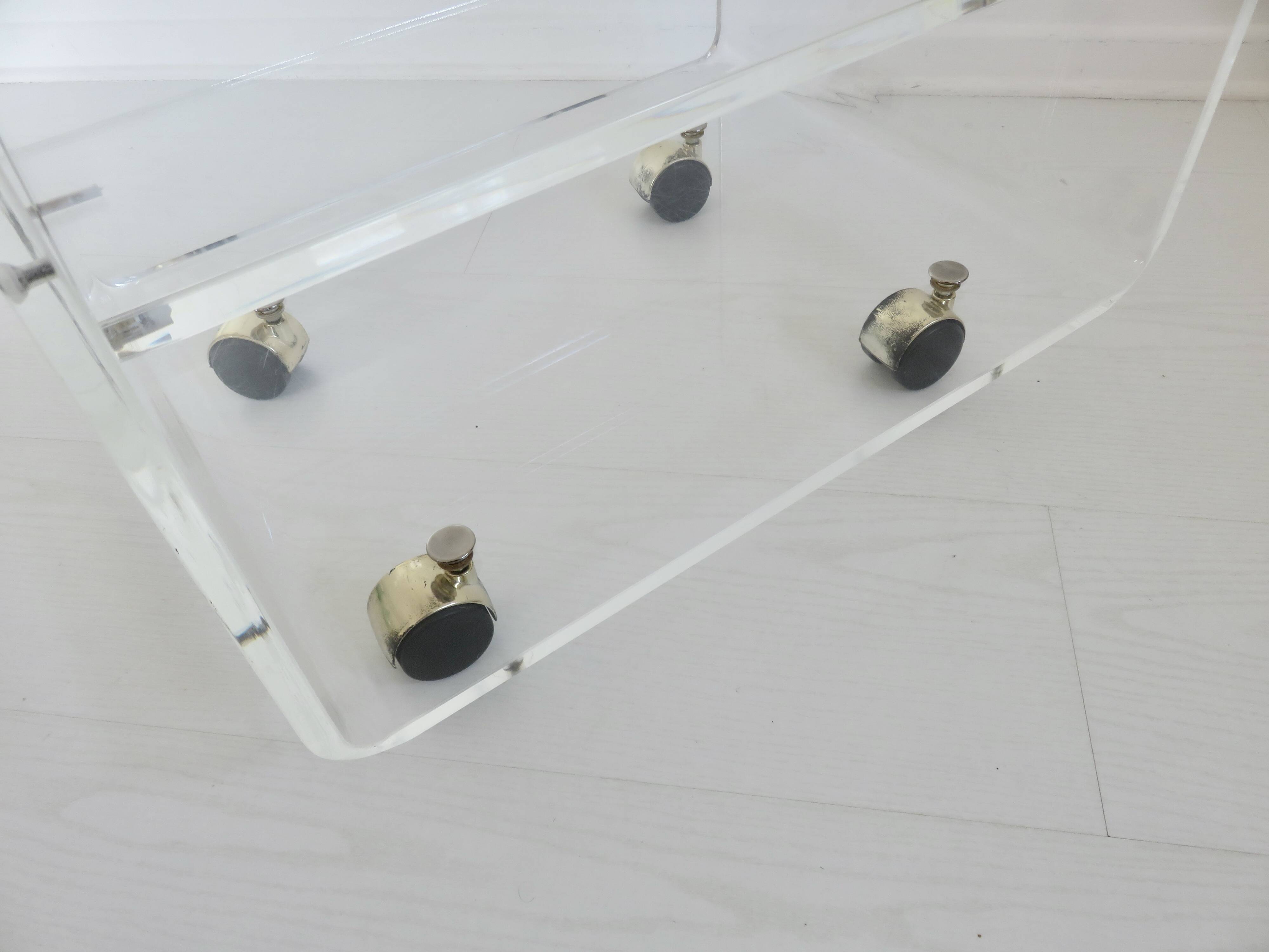 Table en plexiglas design de David Lange pour " Les invisibles du marais "