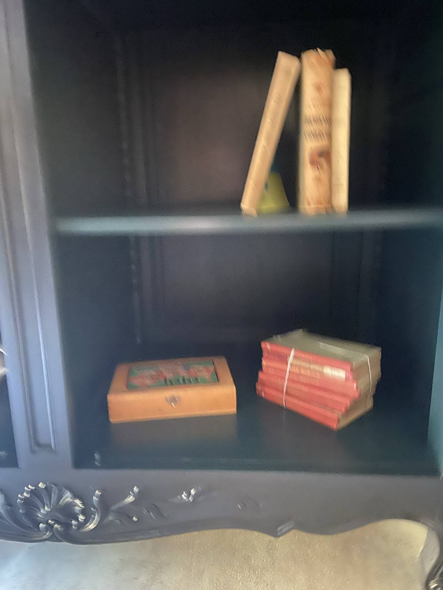 Armoire « chapeau de gendarme »
