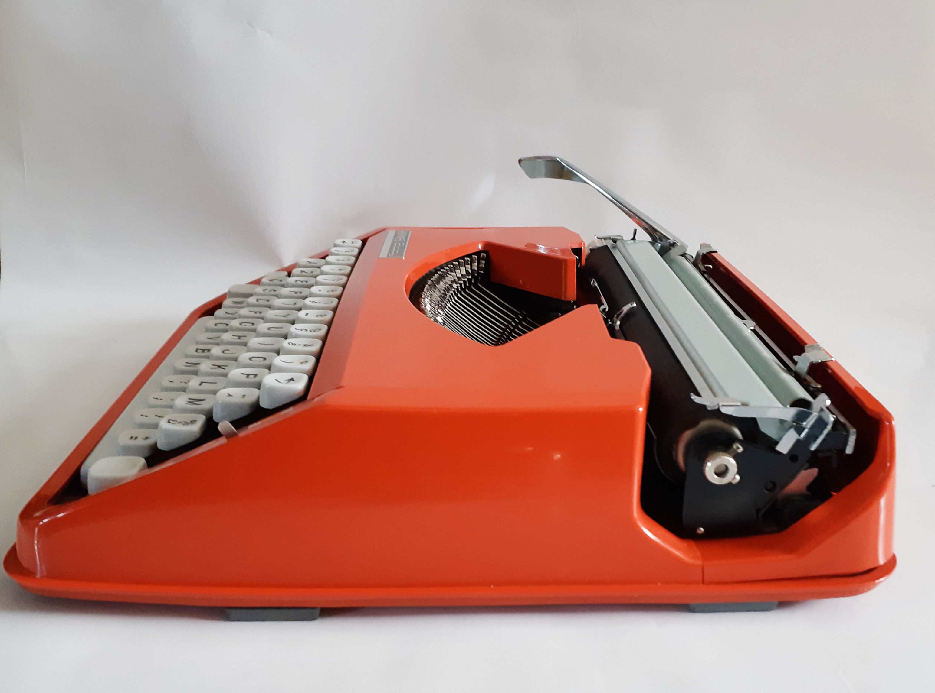 Hermes Baby orange typewriter, portable, functional