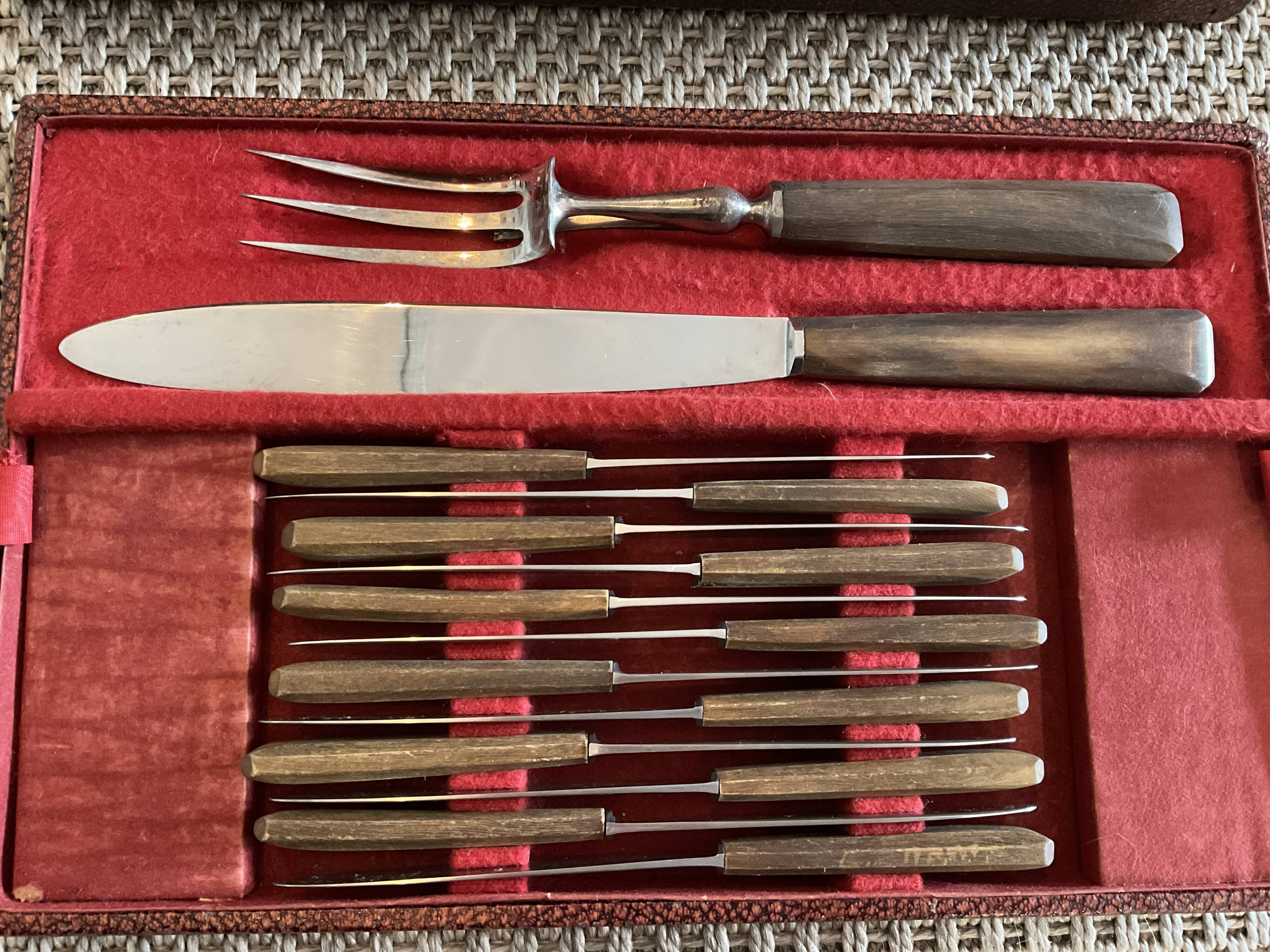 Box 28 pieces, knives and service cutlery