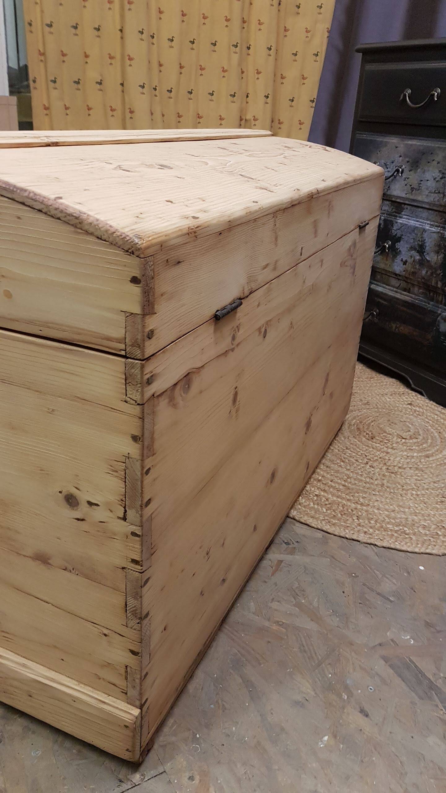 Old curved travel trunk, in pine, stripped 98x60x65