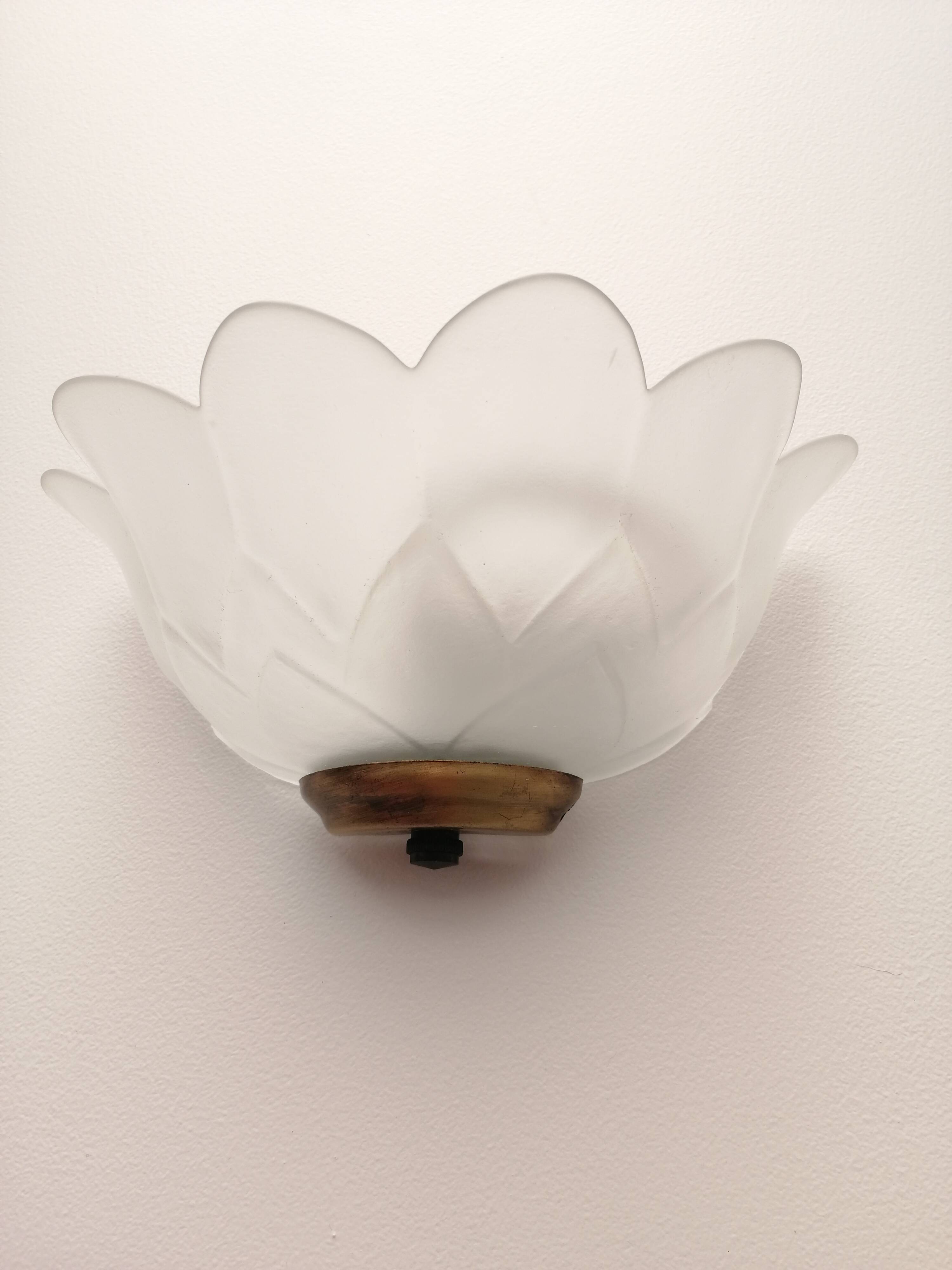 Flower-shaped molded glass wall lamp