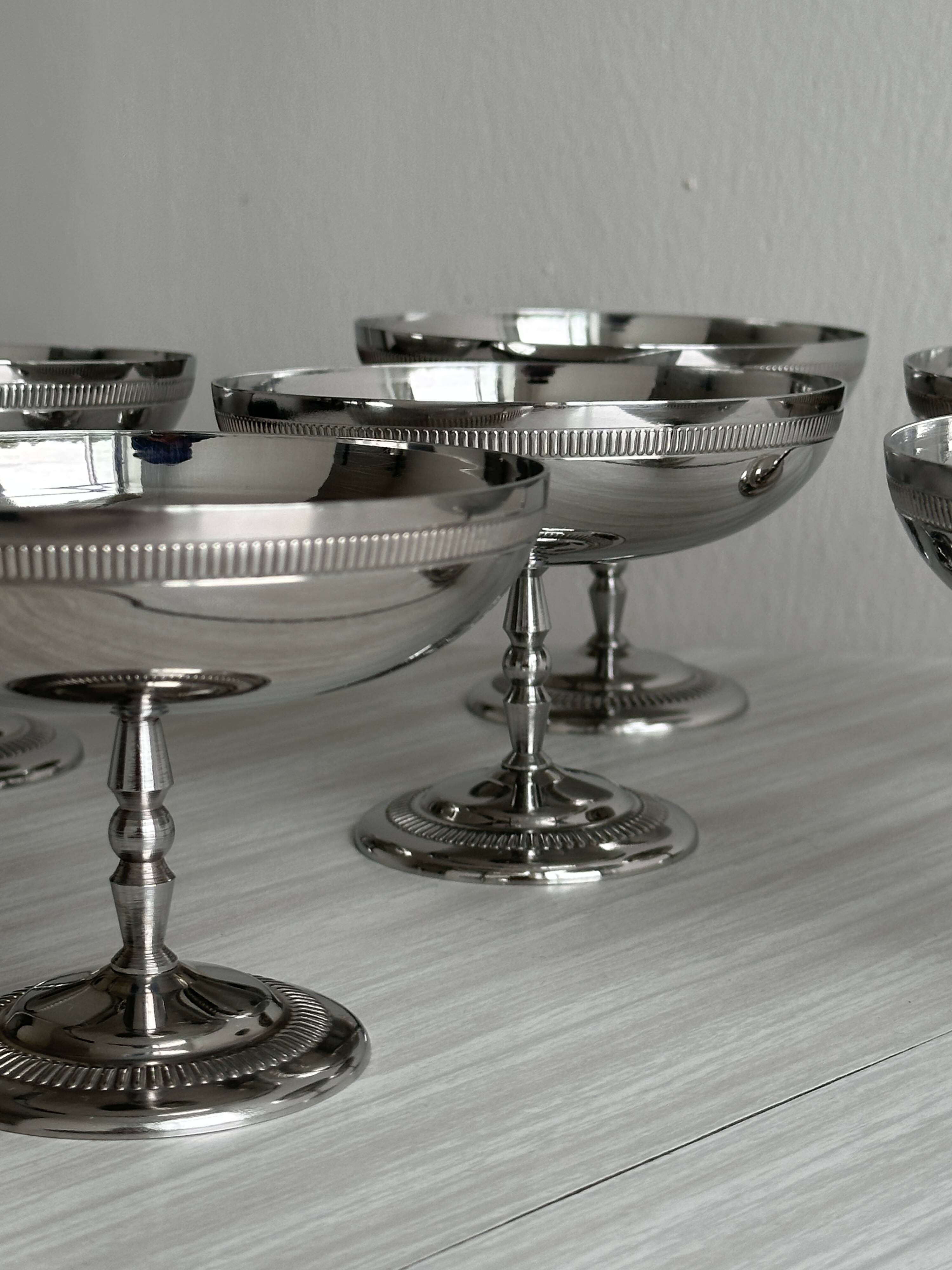 Set of 6 shiny stainless steel footed bowls