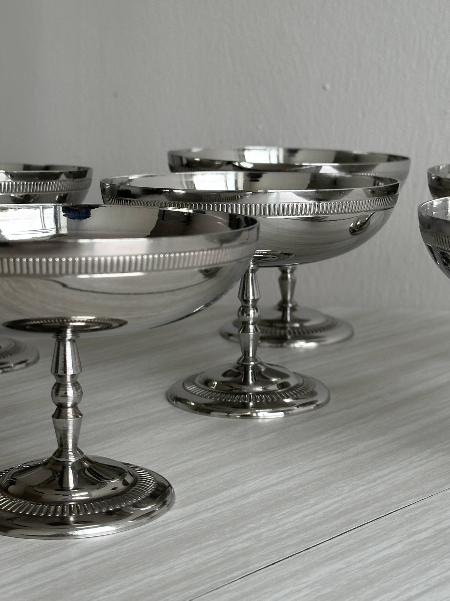Set of 6 shiny stainless steel footed bowls