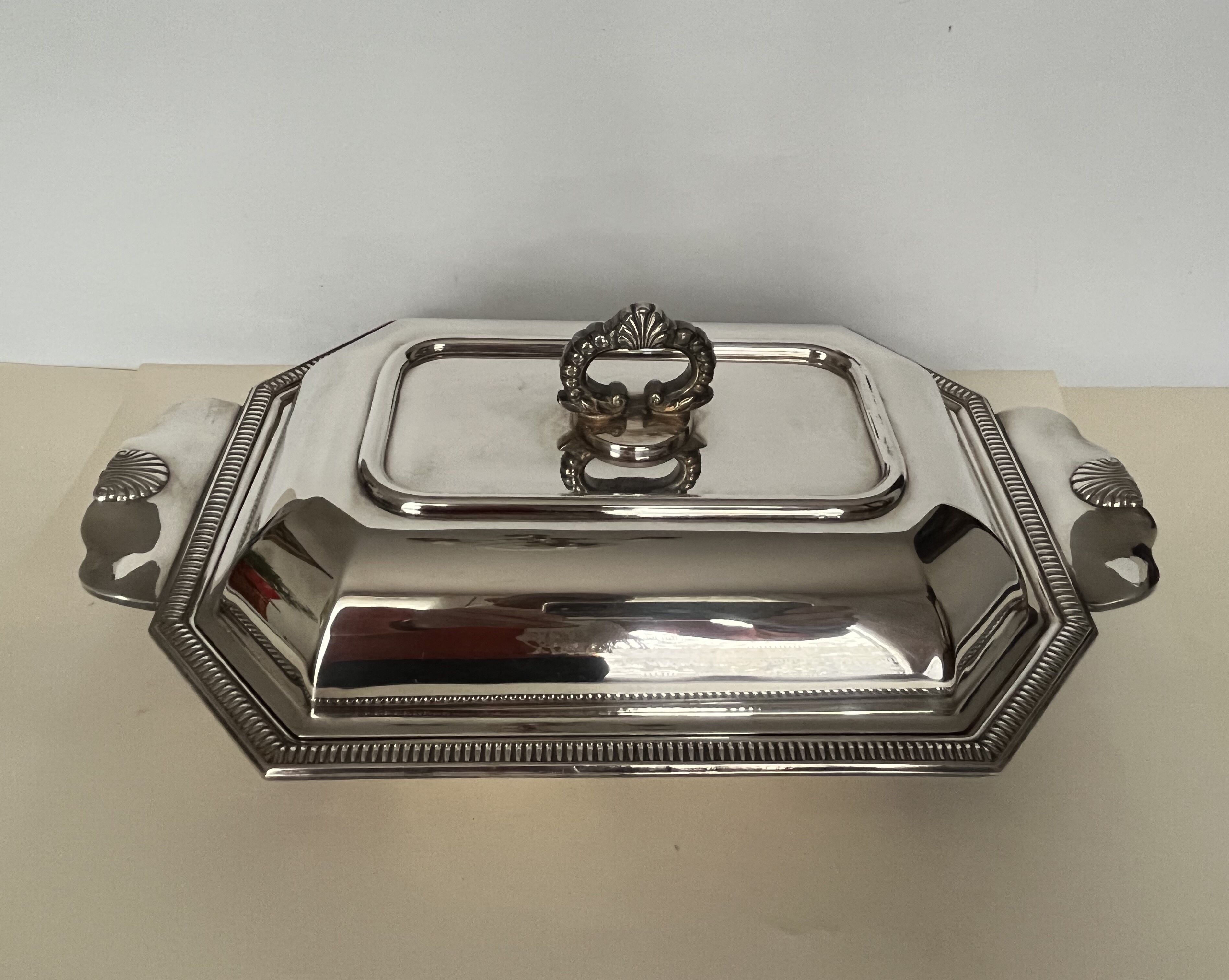 Dish in silver metal