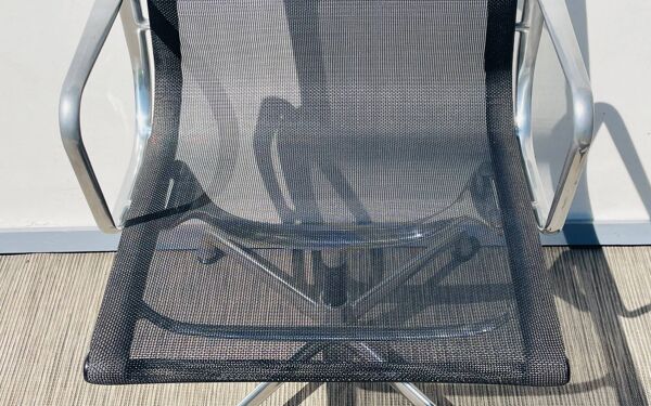 Paire de chaises Ch. Eames Alu Group résille Vitra Vintage