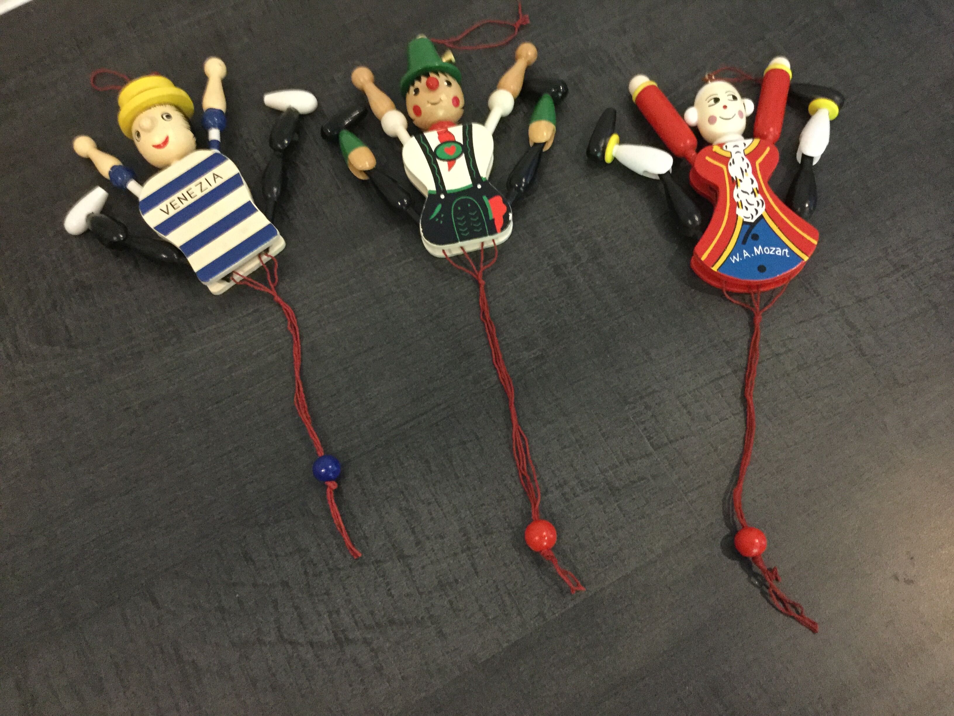 Articulated wooden pantins