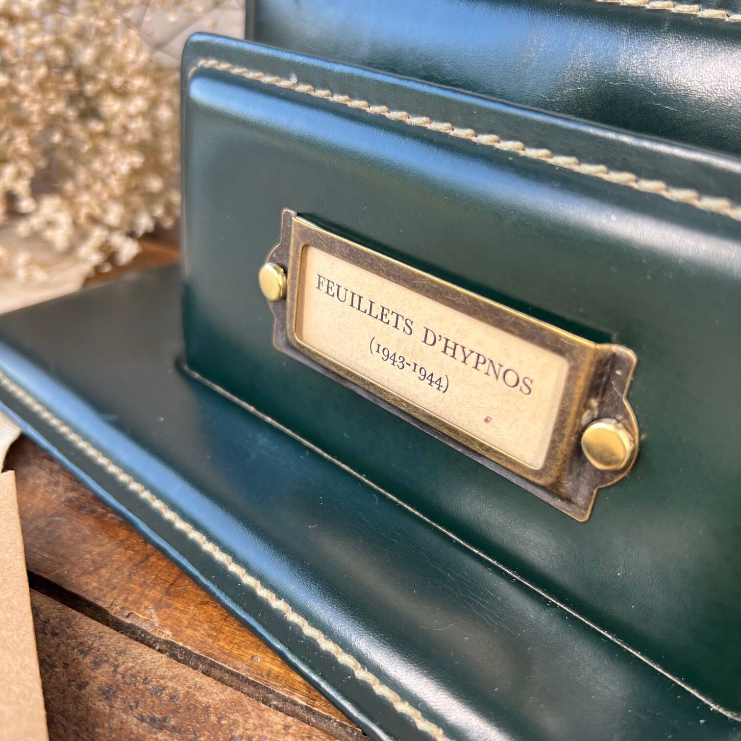Range-courrier en cuir